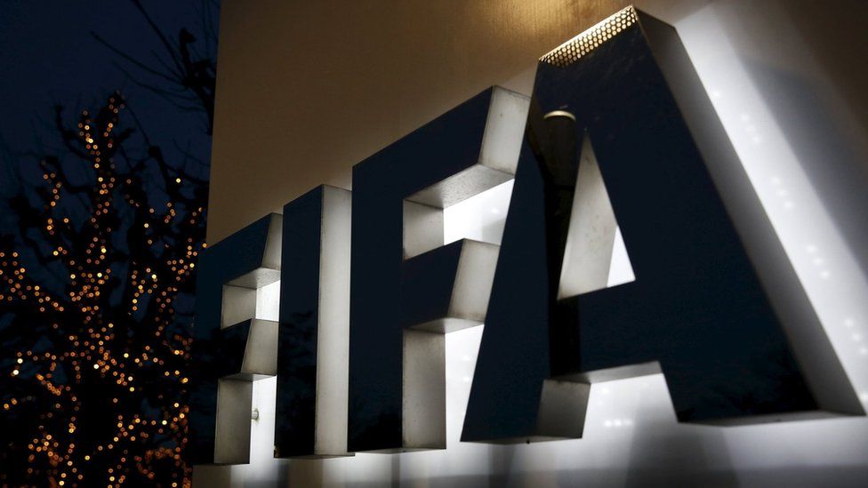 Fifa scandal: Swiss prosecutors hand bank documents to US - BBC News