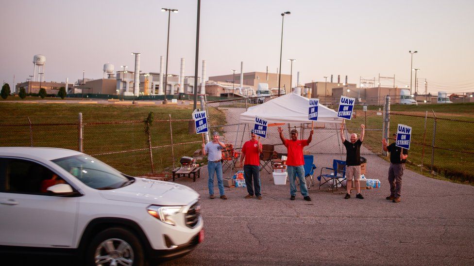 GM workers outside plant