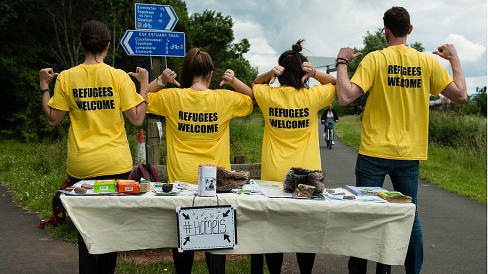 Volunteers welcoming Refugees Welcome t-shirts on the Exe Estuary Trail