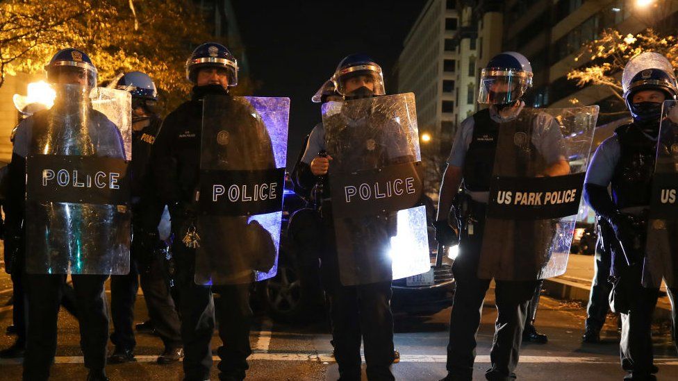 Полицейские Вашингтона разводят Proud Boys и активистов антифа во время протестов в декабре 2020 года