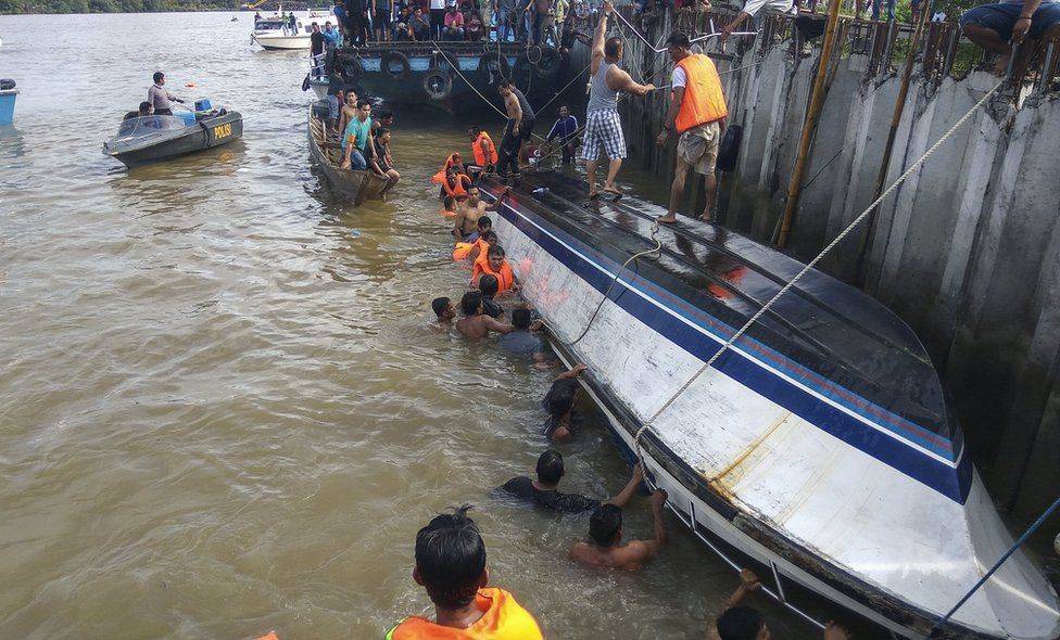 Indonesian rescuers search for victims of a capsized boat carrying more than 40 people at Tanjung Selor, North Kalimantan, Indonesia, 1 January 2018