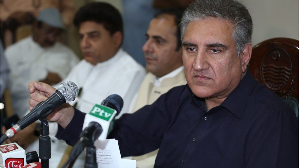 Pakistan's foreign minister Shah Mehmood Qureshi addressing reporters in Multan, April 2019