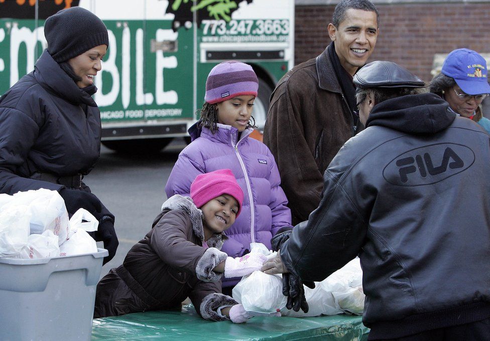 Malia and Sasha handing out food to homeless people in Chicago in 2008