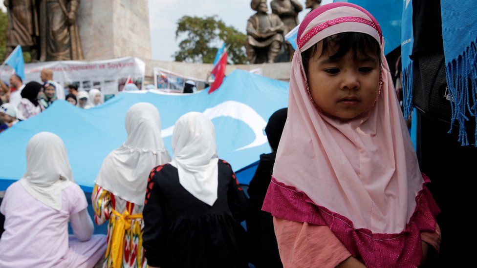 Этнические уйгурские девушки участвуют в акции протеста против Китая в Стамбуле, Турция, 31 августа 2022 г.