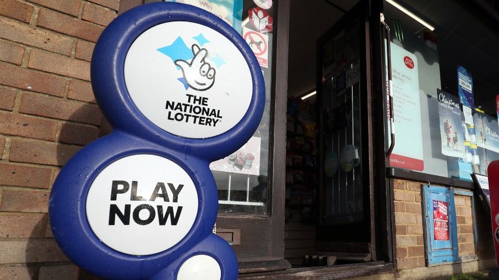Вывеска Национальной лотереи возле магазина