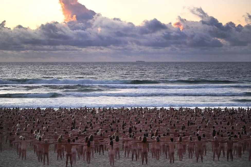 Люди позируют обнаженными на пляже Бонди, Австралия