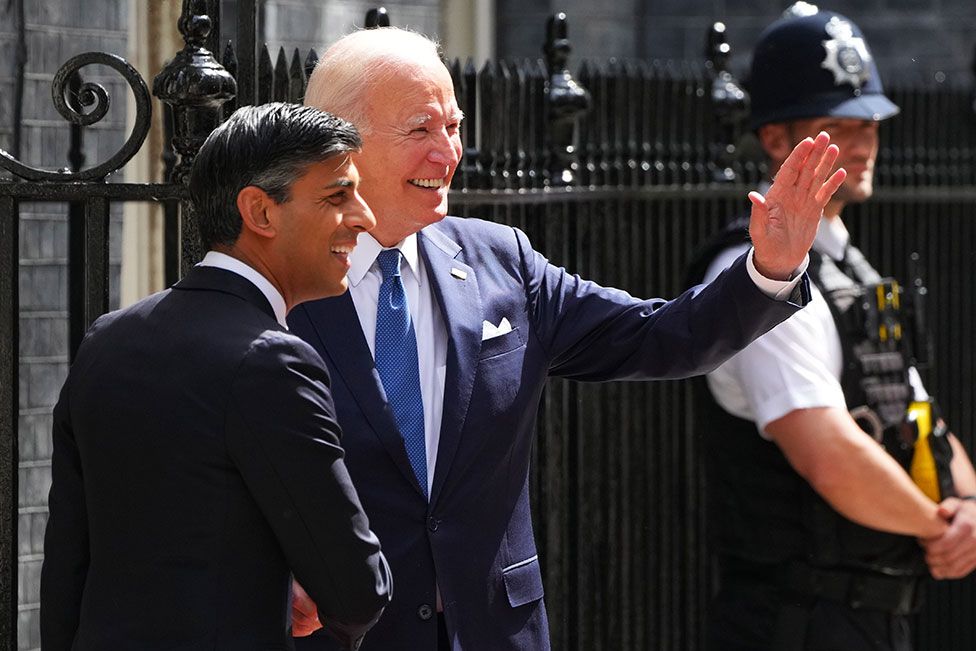 Премьер-министр Великобритании Риши Сунак приветствует президента США Джо Байдена на Даунинг-стрит, 10, 10 июля 2023 года в Лондоне, Англия