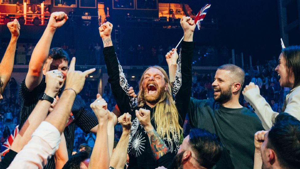 Sam Ryder celebra la obtención de puntos de Eurovisión