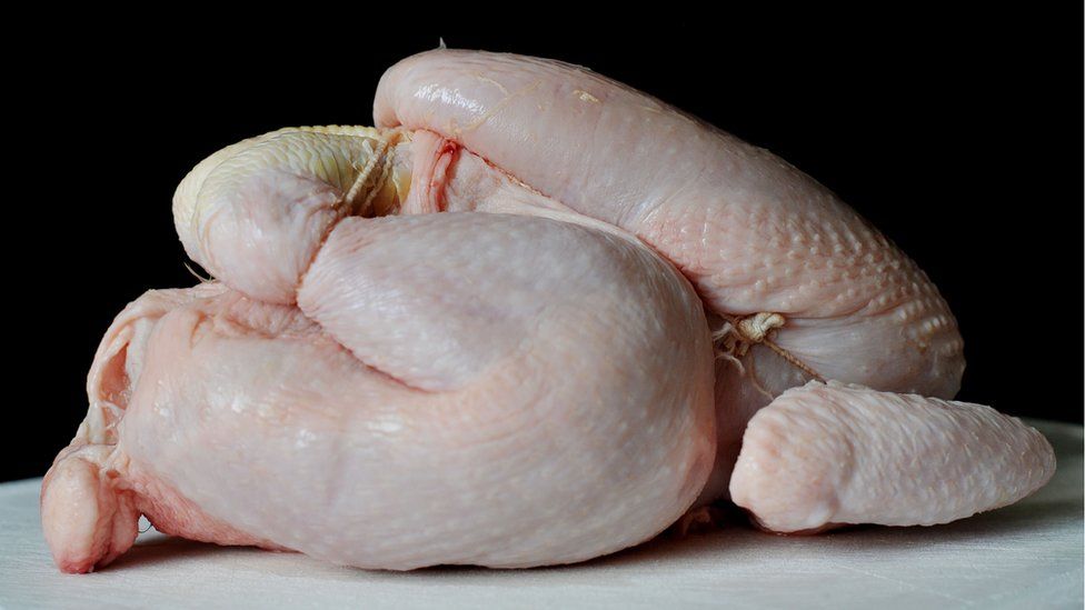 https://ichef.bbci.co.uk/news/976/cpsprodpb/27B6/production/_98366101_chickenpa.jpg