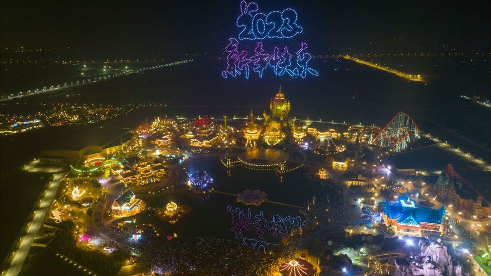 A New Year's Eve fireworks and light show attracts thousands of visitors to the West Tour Park in Huai 'an, East China's Jiangsu province