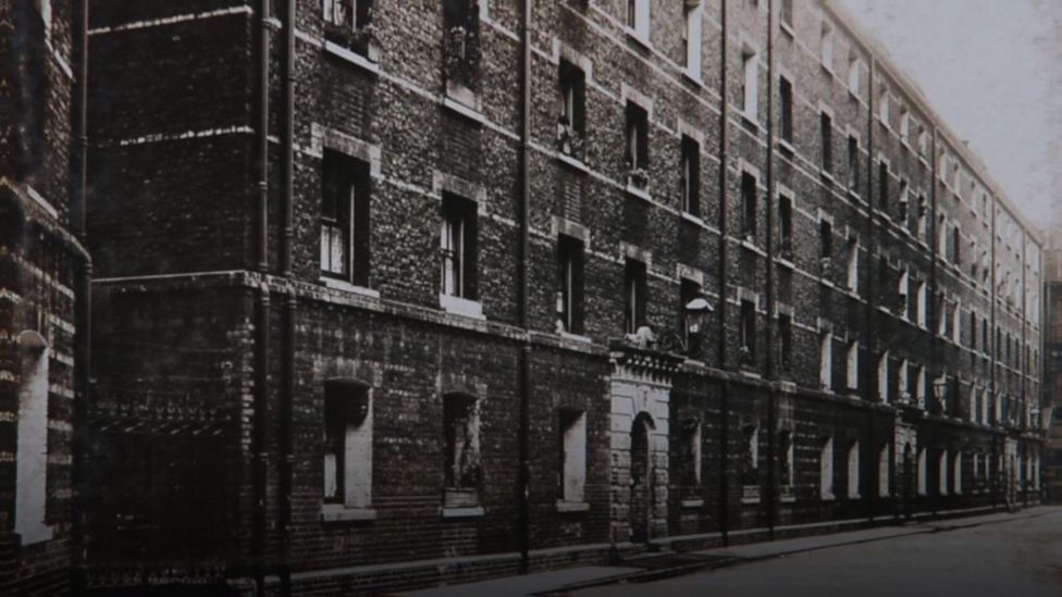 Social housing proposals 'to give tenants greater power' - BBC News