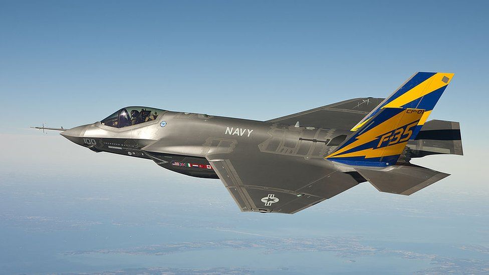 На этом изображении, опубликованном ВМС США с любезного разрешения компании Lockheed Martin, показан вариант истребителя F-35 Joint Strike Fighter для ВМС США в полете