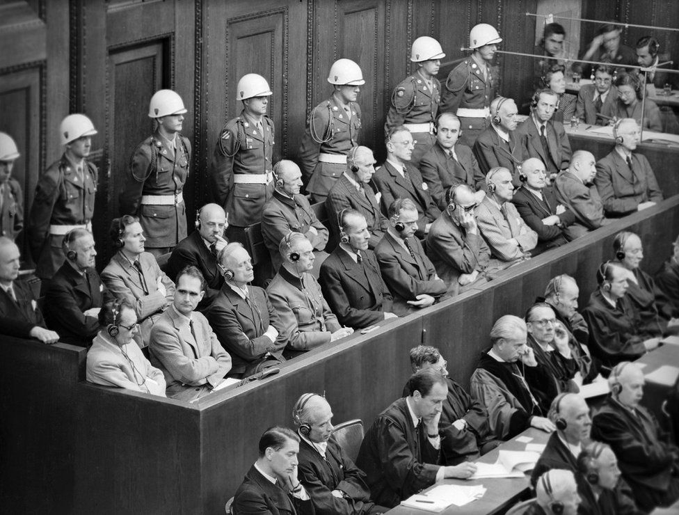 Các tội phạm chiến tranh của Đức Quốc xã trong bến tàu trong các phiên tòa ở Nuremberg sau Thế chiến thứ hai bao gồm Hermann Goring, Rudolf Hess và Joachim von Ribbentrop