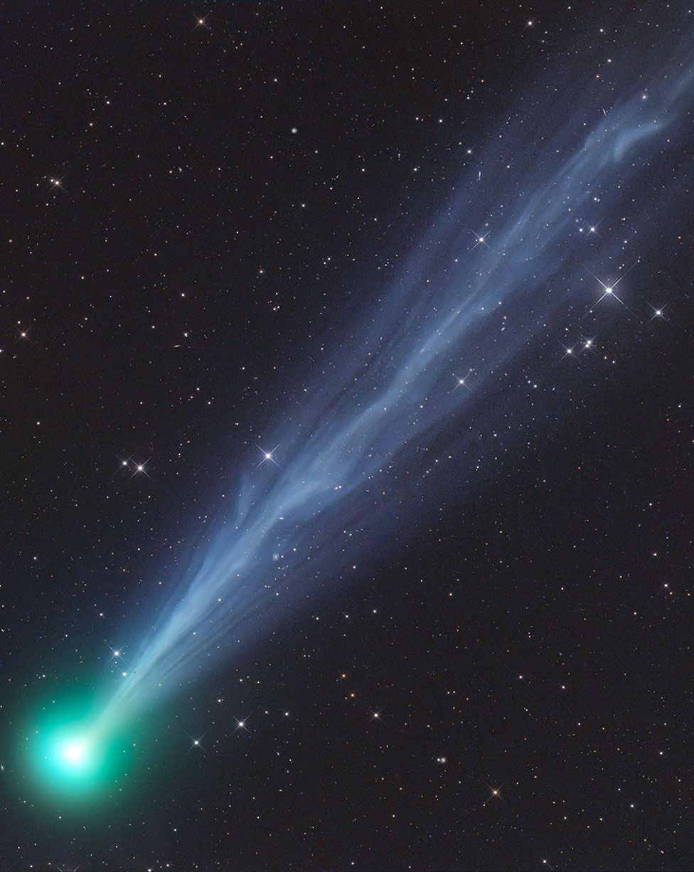 An astronomy image of comet with a long tail