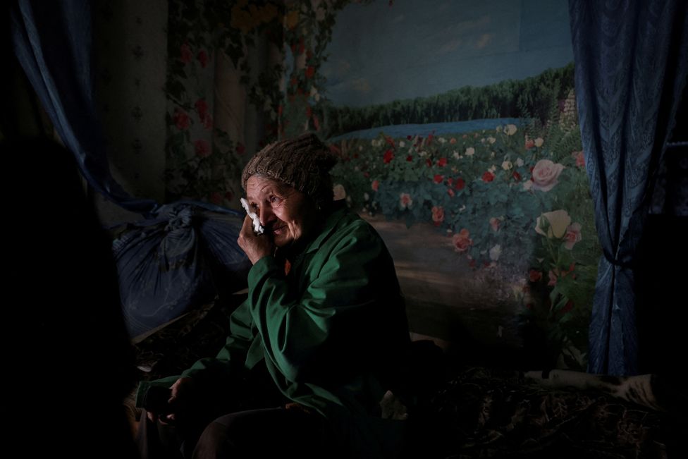 Lyubov Vasilivna, 71 vjeç, reagon kur rendit arsyet për të qëndruar në shtëpinë e saj dhe për të mos evakuuar nga fshati Semenivka, pranë qytetit të vijës së parë të Avdiivka, në rajonin lindor të Donetskut, Ukrainë, 28 mars 2023.