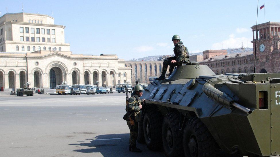 Войска на площади Республики в Ереване в марте 2008 года