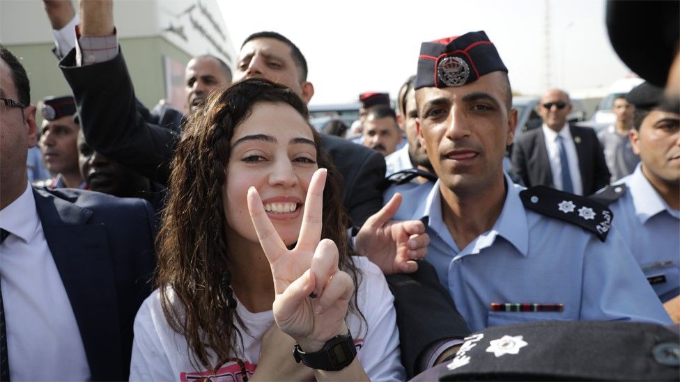 Hiba al-Labadi gestures at the King Hussein Bridge border crossing after being released by Israel (6 November 2019)