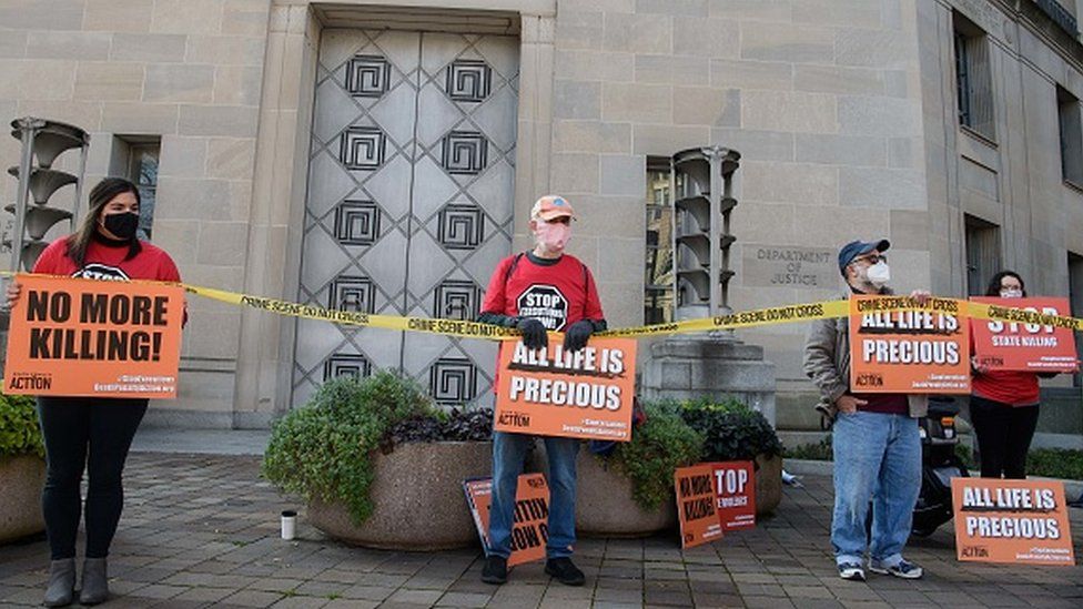 Демонстранты протестуют против казни заключенных, приговоренных к смертной казни, перед зданием Министерства юстиции США в Вашингтоне