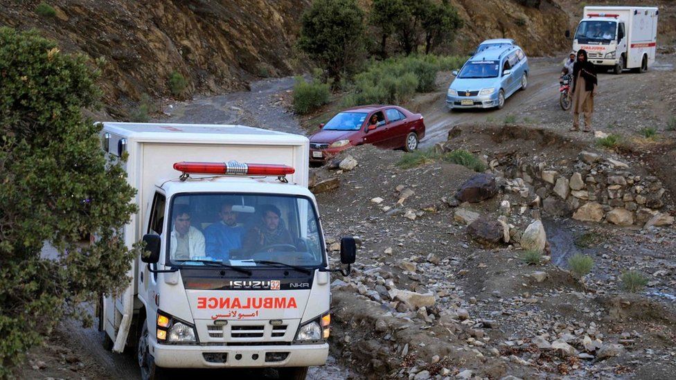รถพยาบาลเคลื่อนย้ายผู้ประสบภัยแผ่นดินไหวในหมู่บ้าน Gayan ในจังหวัด Paktia ประเทศอัฟกานิสถาน 22 มิถุนายน 2022