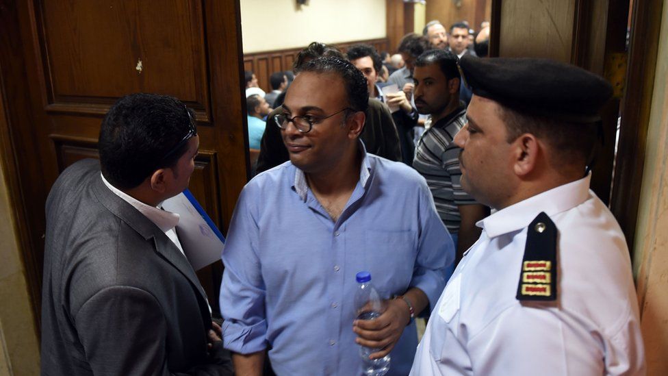 Архивное фото, на котором известный египетский правозащитник Хоссам Бахгат (в центре) выходит из зала суда в Каире 20 апреля 2016 г.