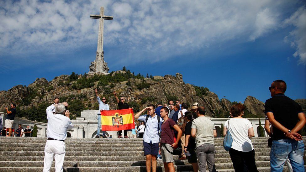 Protesters at Franco's tomb