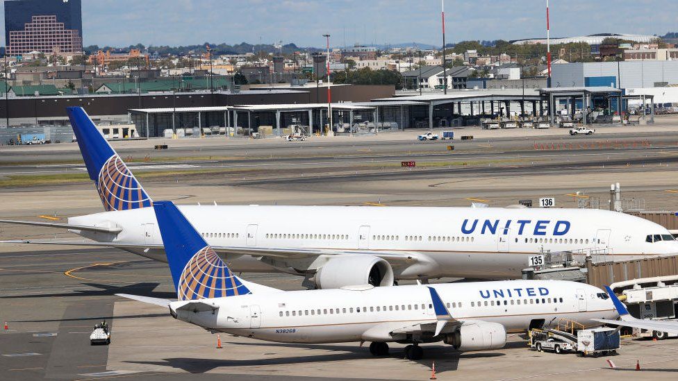 Самолеты United Airlines видны в международном аэропорту Ньюарк в Нью-Джерси