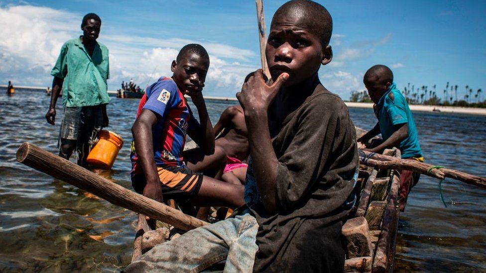 Молодые мозамбикские рыбаки возвращаются на берег после нескольких дней рыбалки в Пальме, где в открытом море были обнаружены большие залежи природного газа, 16 февраля 2017 г.