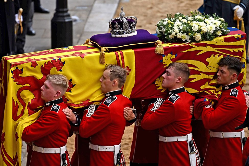 Группа носильщиков из Королевской роты 1-го батальона гренадерской гвардии несет гроб королевы Елизаветы II, задрапированный Королевским штандартом с короной Императорского государства наверху, в Вестминстер-холл, Лондон, 14 сентября 2022 г.