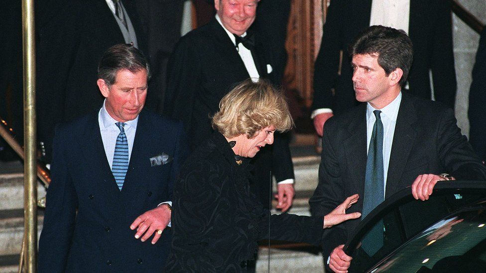 Prince Charles และ Camilla Parker Bowles ออกจากโรงแรม Ritz ด้วยกันในปี 1999