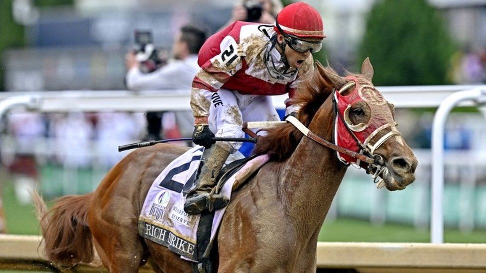 Kentucky Derby: 80-1 outsider Rich Strike pulls off historic upset - BBC  News