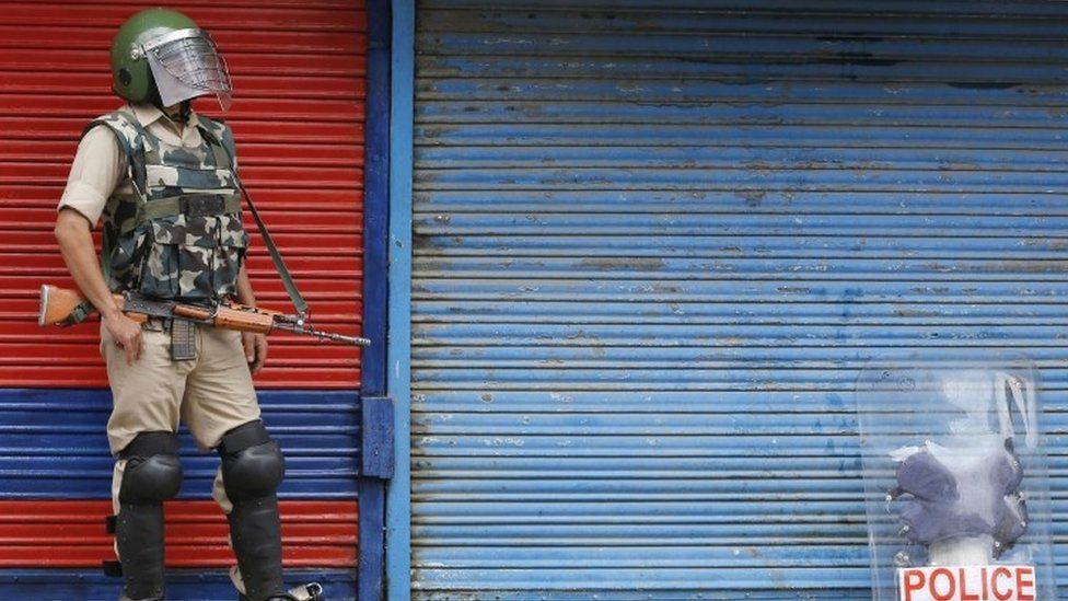 An Indian paramilitary soldier stands guard during a curfew in Srinagar, the summer capital of Indian Kashmir (16 July 2016)