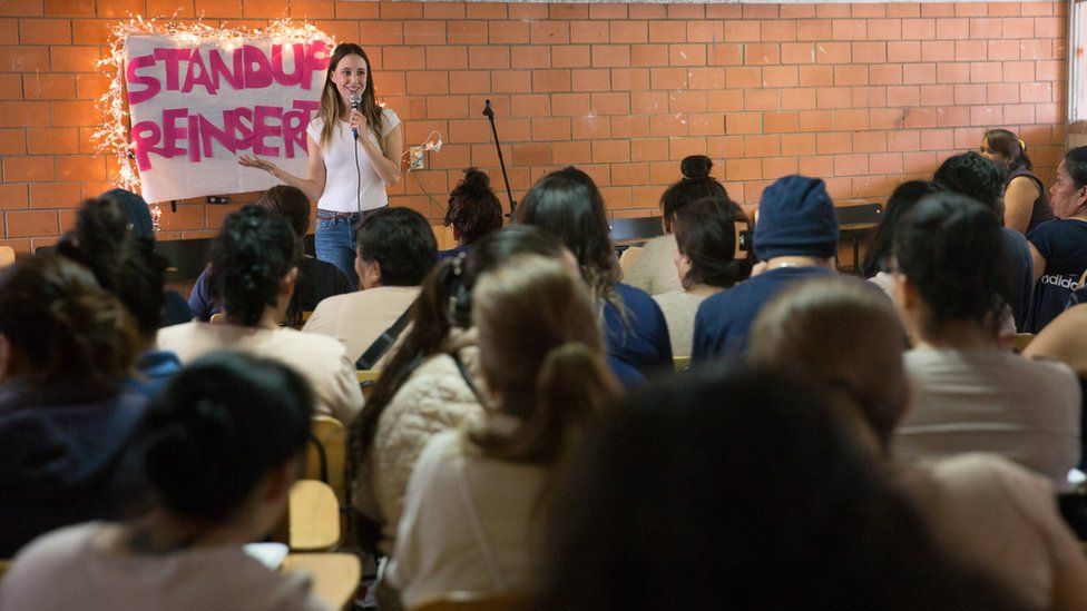 Sofía Niño de Rivera giving her stand-up workshop in prison