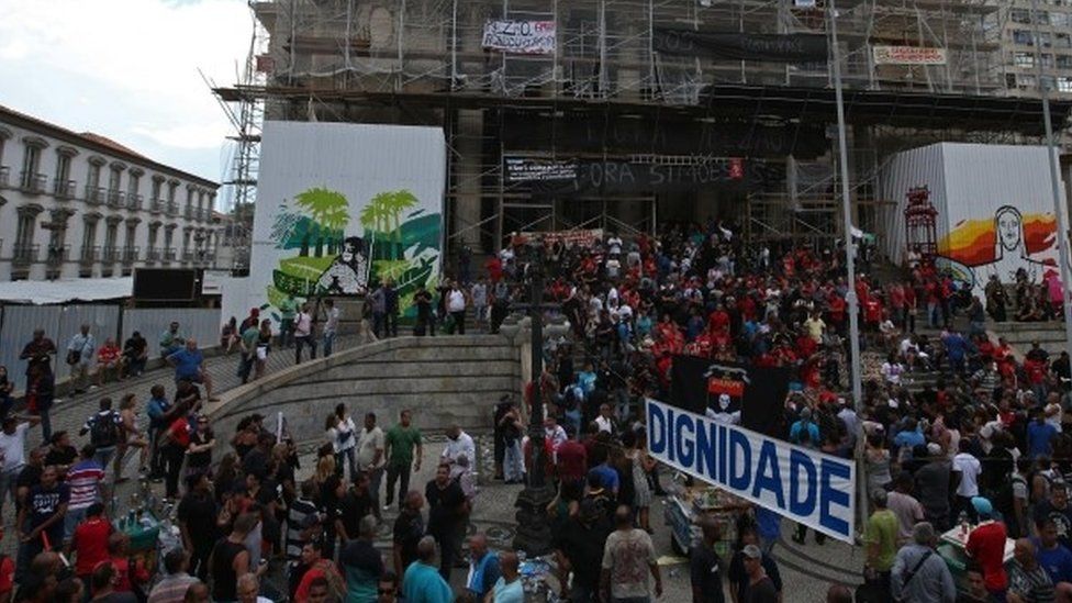 Employees of the Rio de Janeiro state, including police agents, demonstrate at the Legislative Assembly in Rio de Janeiro, Brazil, 08 November 2016.