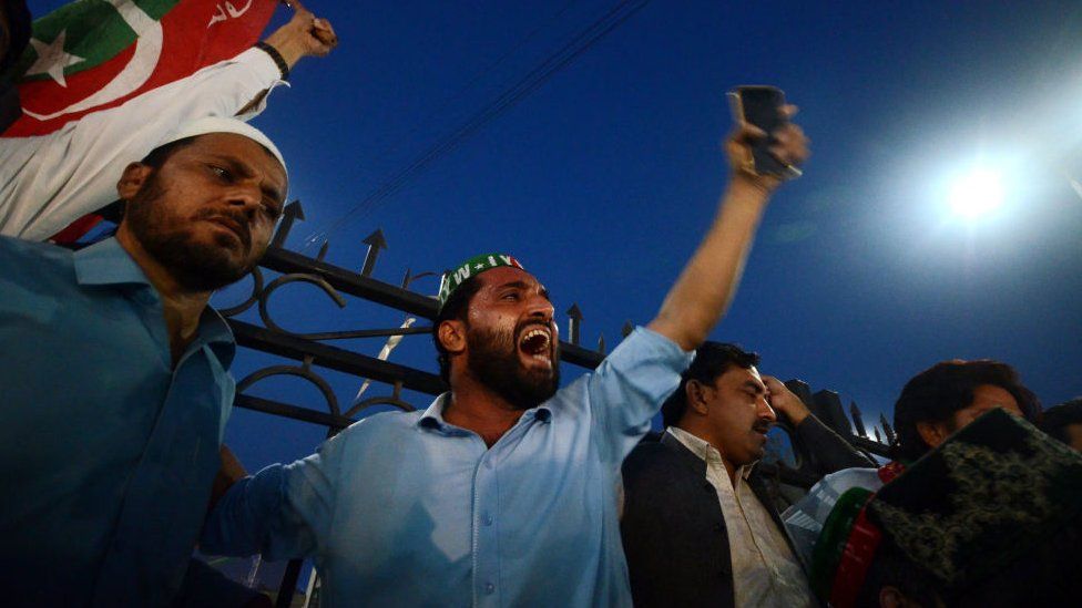 Сторонники бывшего премьер-министра Пакистана Имрана Хана принимают участие в акции протеста против покушения на него на Большой магистрали в Пешаваре, 3 ноября 2022 г.