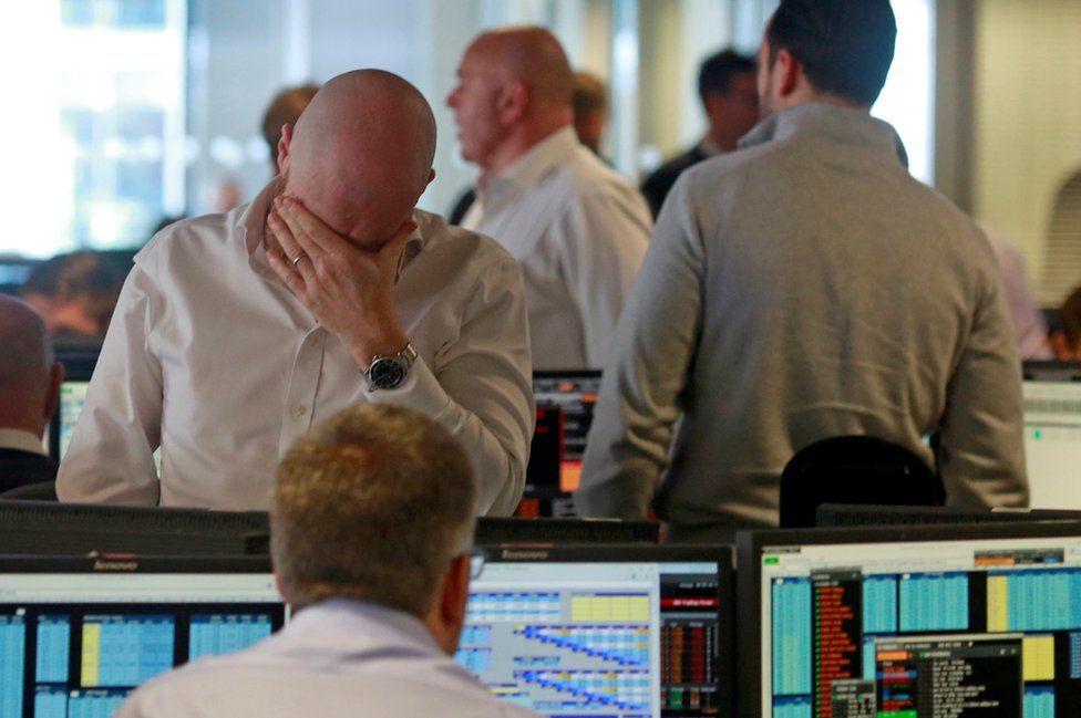 Traders at a global brokerage in London's Canary Wharf, 24 Jun 16