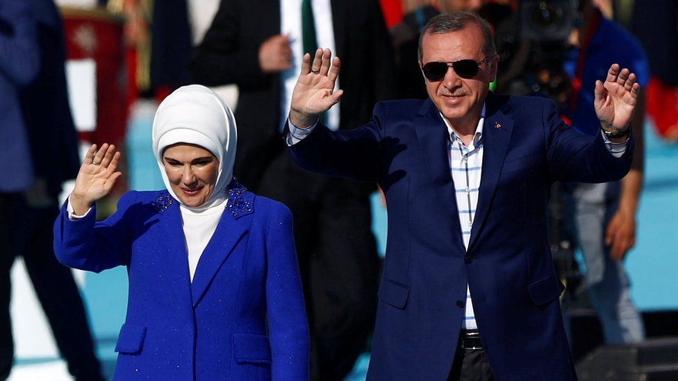 Президент Турции Эрдоган в сопровождении своей супруги Эмине. Фото: май 2016 г.