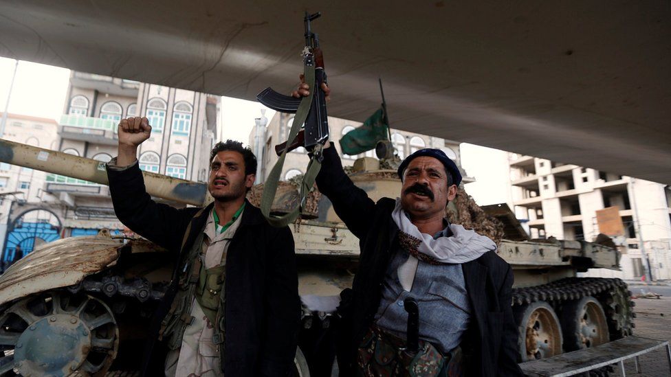 Houthi fighters shout slogans in Sanaa, Yemen (4 December 2017)