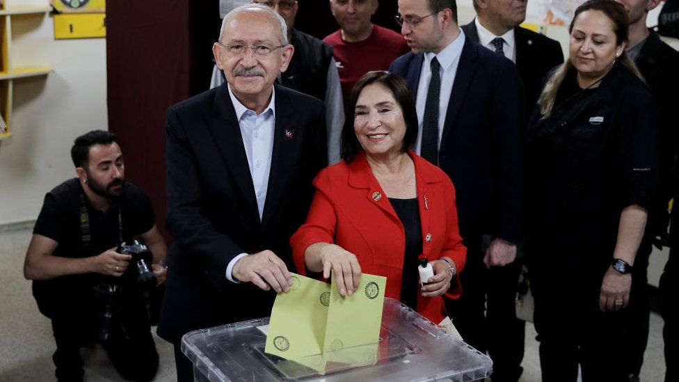 Republican People's Party (CHP) leader and main opposition alliance presidential candidate Kemal Kilicdaroglu and his wife Selvi Kilicdaroglu arrive to cast their votes at a polling station