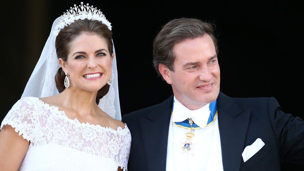 Принцесса Швеция Мадлен и Кристофер О'Нил покидают свадебную церемонию в июне 2013 года.
