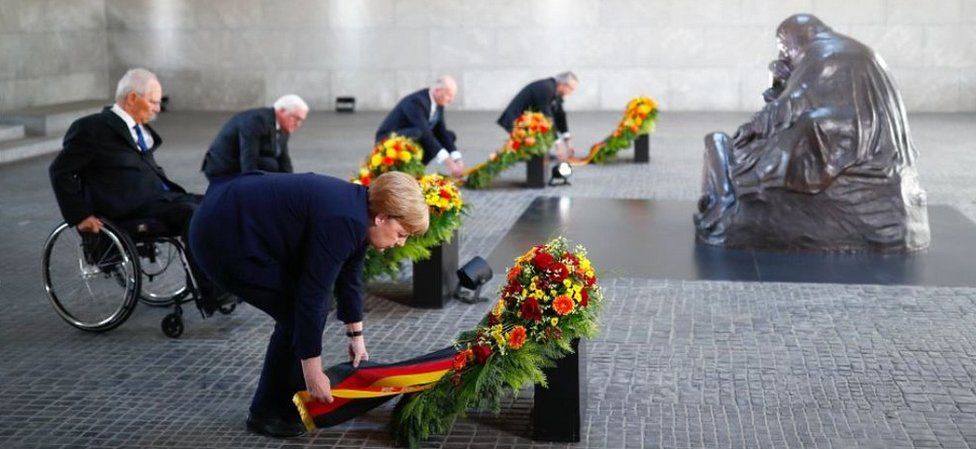 Chancellor Merkel lays wreath, 8 May 20