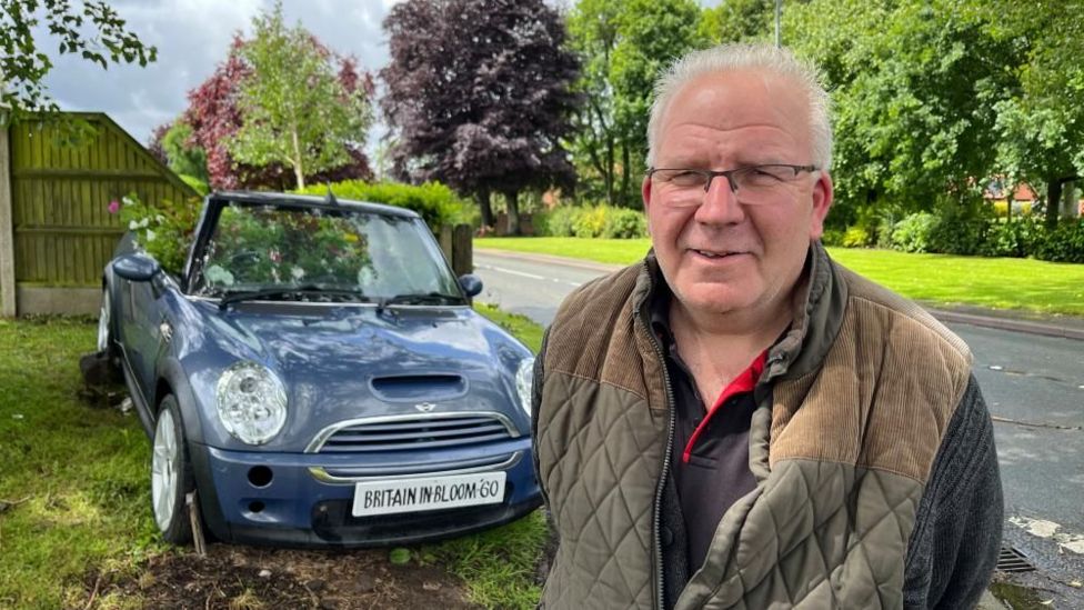 Filby Mini filled with flowers for 60th Britain in Bloom - BBC News