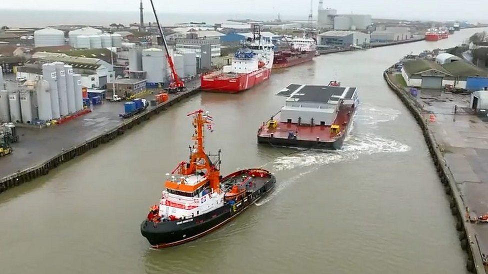 Bridge section arrives by barge in Great Yarmouth