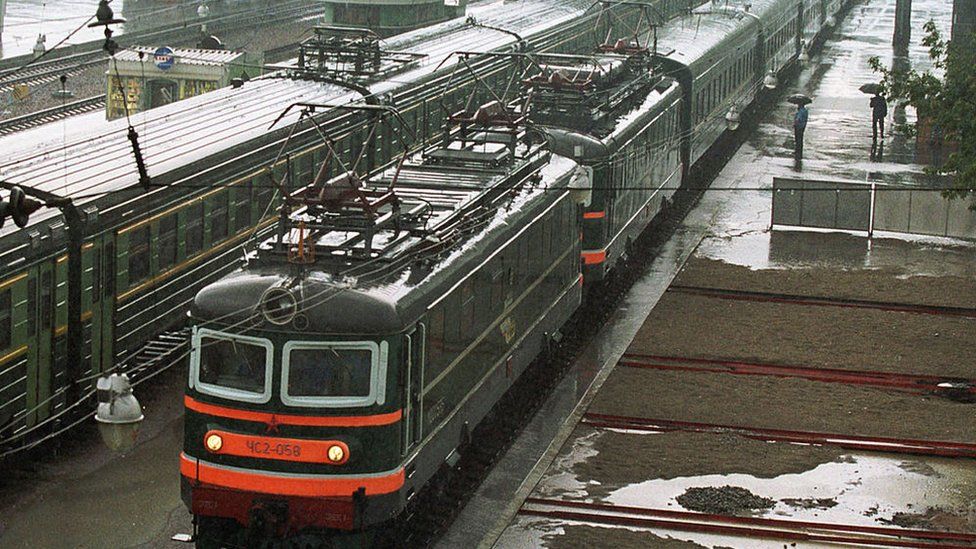 Treni i blinduar i Kim Jong Il që tërhiqet në Moskë në 2001