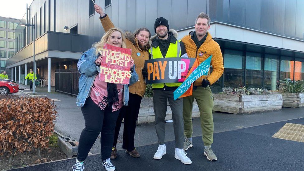 Teachers' strike: Yorkshire staff walk out in pay row - BBC News