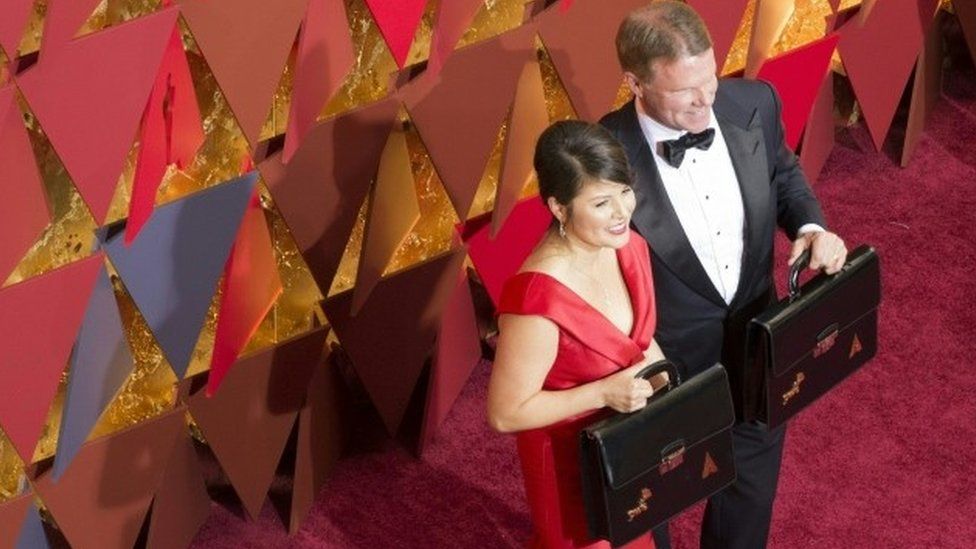 Accountants Martha Ruiz (left) and Brian Cullinan (right) attending the 89th Annual Academy Awards in Hollywood (26 February 2017)