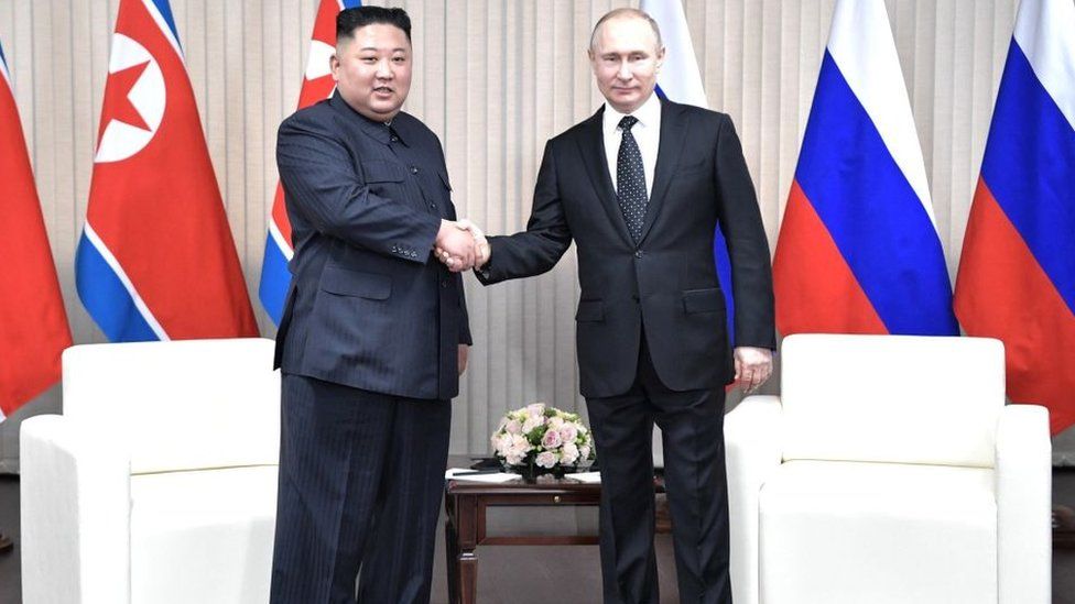 ผู้นำเกาหลีเหนือ Kim Jong Un (L) เข้าร่วมการประชุมกับประธานาธิบดีรัสเซีย Vladimir Putin (R) ในวลาดิวอสต็อก รัสเซียเมื่อวันที่ 25 เมษายน 2019