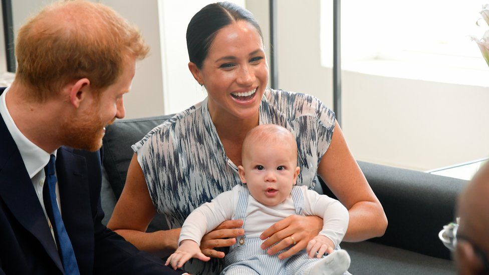 Prinz Harry, Herzog von Sussex, Meghan, Herzogin von Sussex und ihr kleiner Sohn Archie Mountbatten-Windsor treffen Erzbischof Desmond Tutu und seine Tochter Thandeka Tutu-Gxashe auf ihrer königlichen Tour durch Südafrika am 25. September auf der Desmond & Leah Tutu Legacy Foundation. 2019