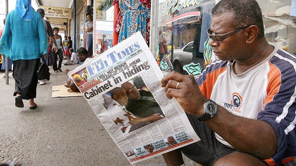 A man reads a daily newspaper reporting on its frontpage about the political situation after a deadline imposed by Fijian military commander Voreqe Bainimarama for the government to bow to all its demands or face a coup passed quietly, in Suva, 02 December 2006