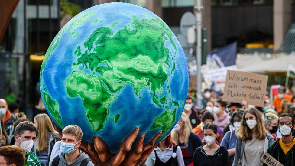 Протестующие маршируют с требованием агрессивной политики по борьбе с изменением климата на марше "Пятница ради будущего" 24 сентября 2021 года в Дюссельдорфе, Германия.