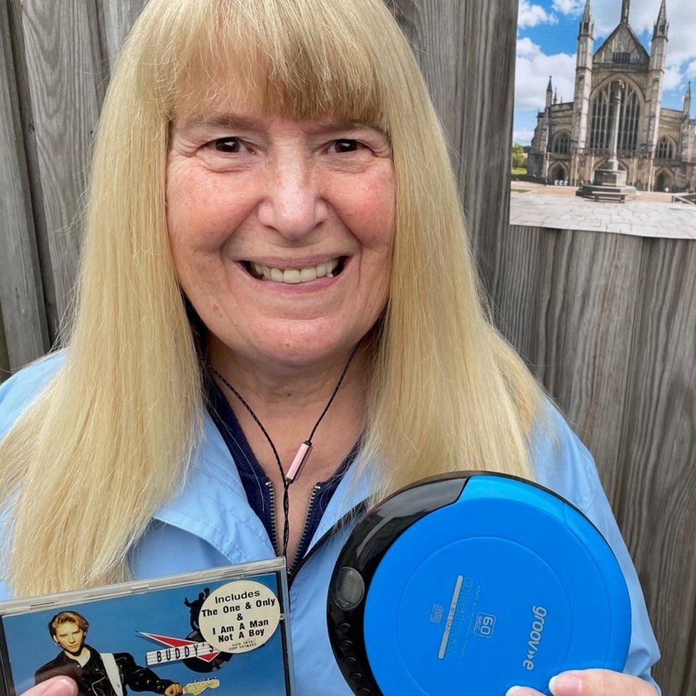 Chesney Hawkes fan completes 520mile walk for diabetic chimp BBC News